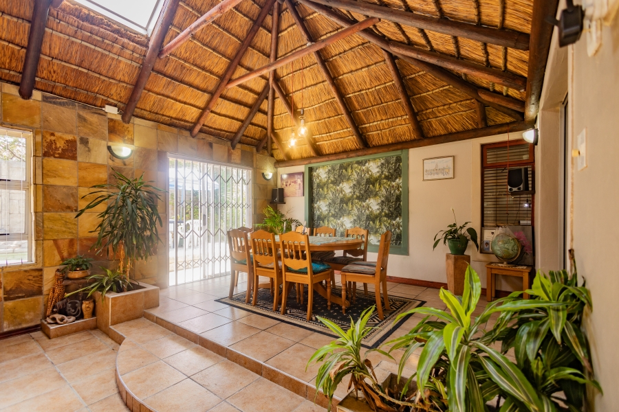 6 Bedroom Property for Sale in Uitzicht Western Cape